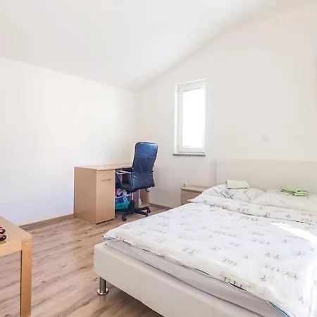 Ferienhaus Nice Home In Jurdani With 4 Bedrooms, Wifi And Outdoor Swimming Pool Jurdani