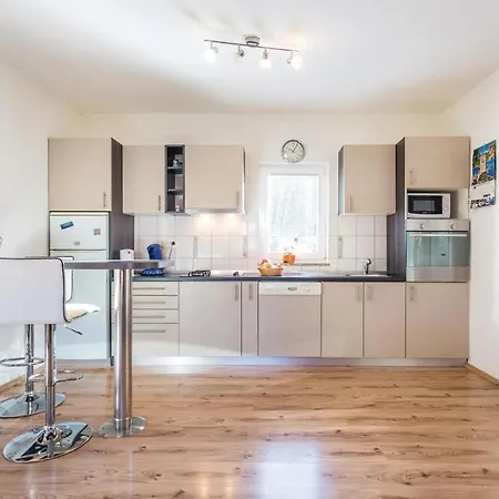 Ferienhaus Nice Home In Jurdani With 4 Bedrooms, Wifi And Outdoor Swimming Pool