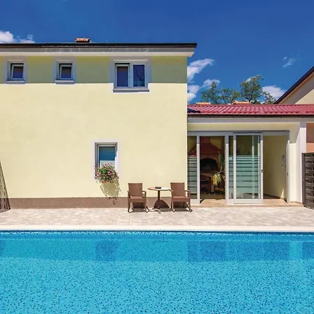 Ferienhaus Nice Home In Jurdani With 4 Bedrooms, Wifi And Outdoor Swimming Pool Jurdani