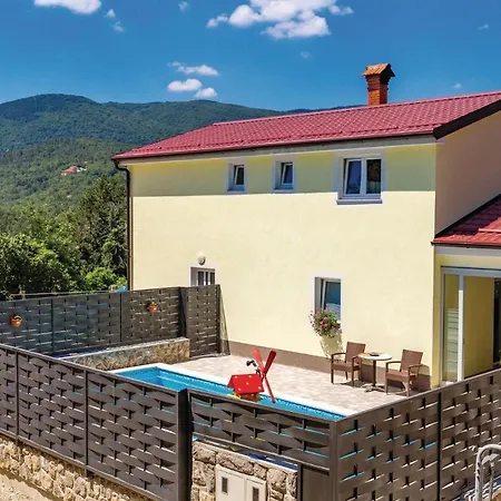 Nice Home In Jurdani With 4 Bedrooms, Wifi And Outdoor Swimming Pool Ferienhaus *