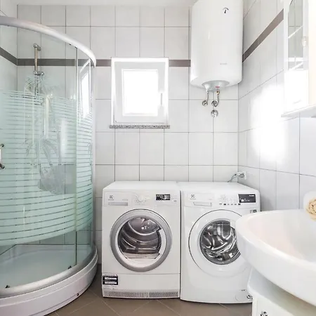 Nice Home In Jurdani With 4 Bedrooms, Wifi And Outdoor Swimming Pool
