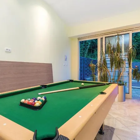 Nice Home In Jurdani With 4 Bedrooms, Wifi And Outdoor Swimming Pool Ferienhaus