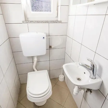 Nice Home In Jurdani With 4 Bedrooms, Wifi And Outdoor Swimming Pool Ferienhaus *