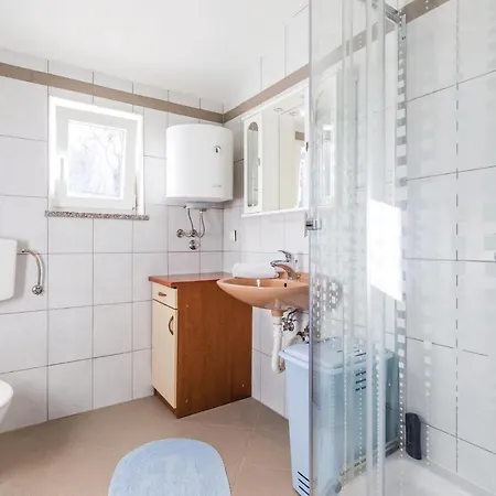 Nice Home In Jurdani With 4 Bedrooms, Wifi And Outdoor Swimming Pool Ferienhaus *