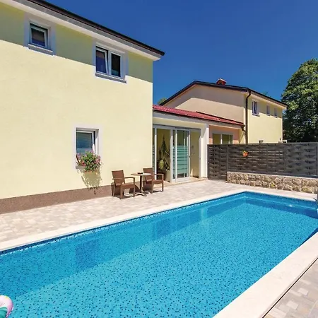 Nice Home In Jurdani With 4 Bedrooms, Wifi And Outdoor Swimming Pool * Jurdani