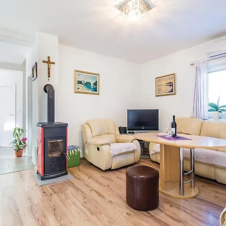Nice Home In Jurdani With 4 Bedrooms, Wifi And Outdoor Swimming Pool Ferienhaus