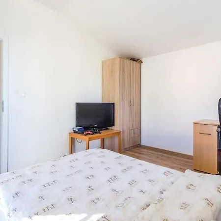 Ferienhaus Nice Home In Jurdani With 4 Bedrooms, Wifi And Outdoor Swimming Pool *