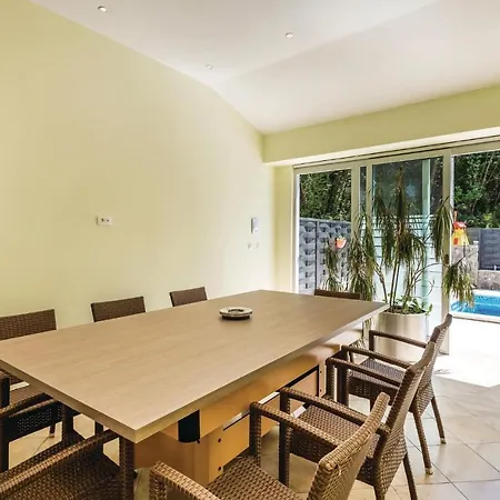 Nice Home In Jurdani With 4 Bedrooms, Wifi And Outdoor Swimming Pool *