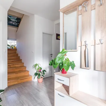 Ferienhaus Nice Home In Jurdani With 4 Bedrooms, Wifi And Outdoor Swimming Pool