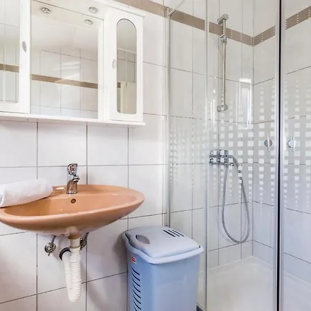 Nice Home In Jurdani With 4 Bedrooms, Wifi And Outdoor Swimming Pool Jurdani
