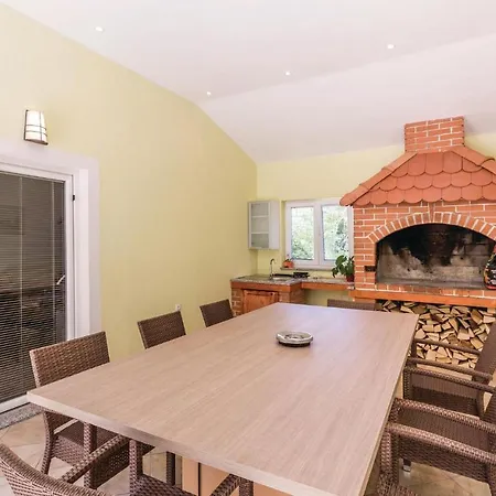 Nice Home In Jurdani With 4 Bedrooms, Wifi And Outdoor Swimming Pool Ferienhaus *