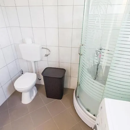 Ferienhaus Nice Home In Jurdani With 4 Bedrooms, Wifi And Outdoor Swimming Pool *