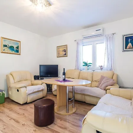 펜션 Lovely Home In Jurdani *