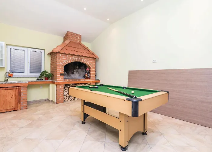 Beautiful Home In Jurdani With Wifi *